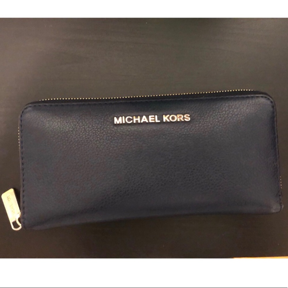 MICHAEL KORS WALLET ! Still brand new!